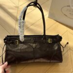 Medium leather handbag