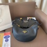 Arqu¨¦ small leather shoulder bag