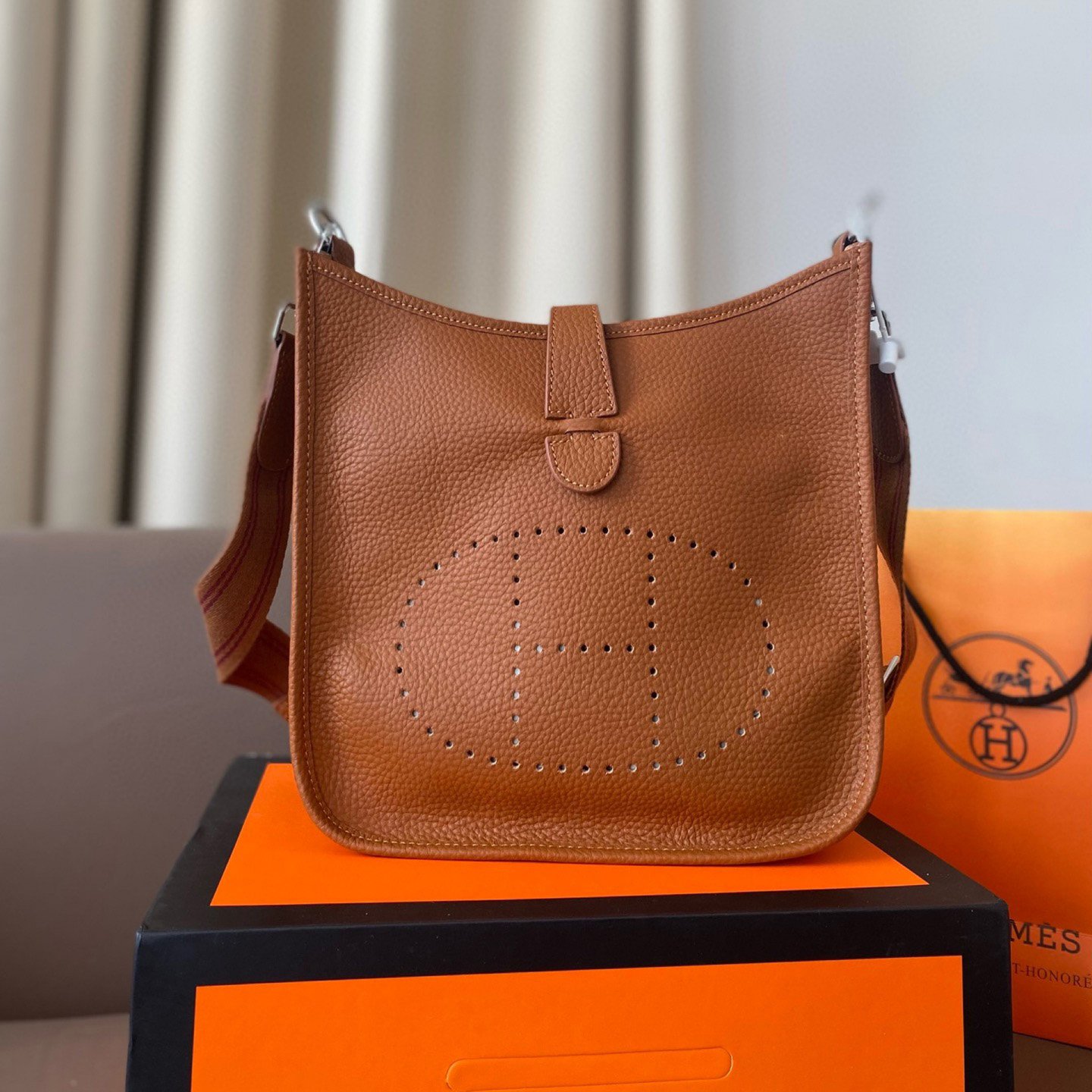 a1e11fa4f4fc6f914233fb82142d313f Evelyne TPM Bag - Image 1